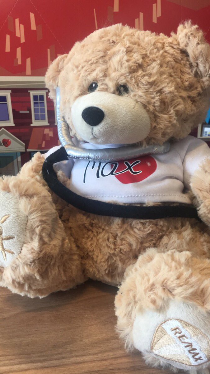 ShrinersCanada's tweet photo. Aujourd'hui Serge Rondea agent @remax a distribué des oursons Max aux enfants hospitalisés! #Merci ! https://t.co/3HmS5kwDyt