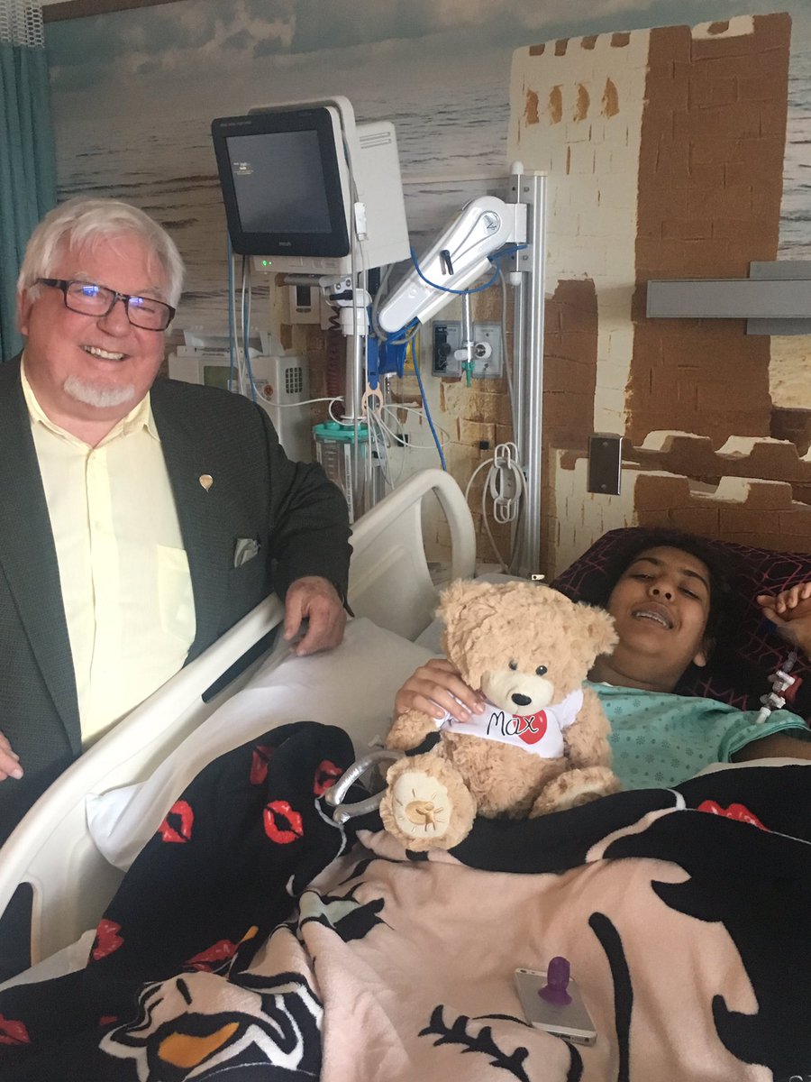 ShrinersCanada's tweet photo. Aujourd'hui Serge Rondea agent @remax a distribué des oursons Max aux enfants hospitalisés! #Merci ! https://t.co/3HmS5kwDyt