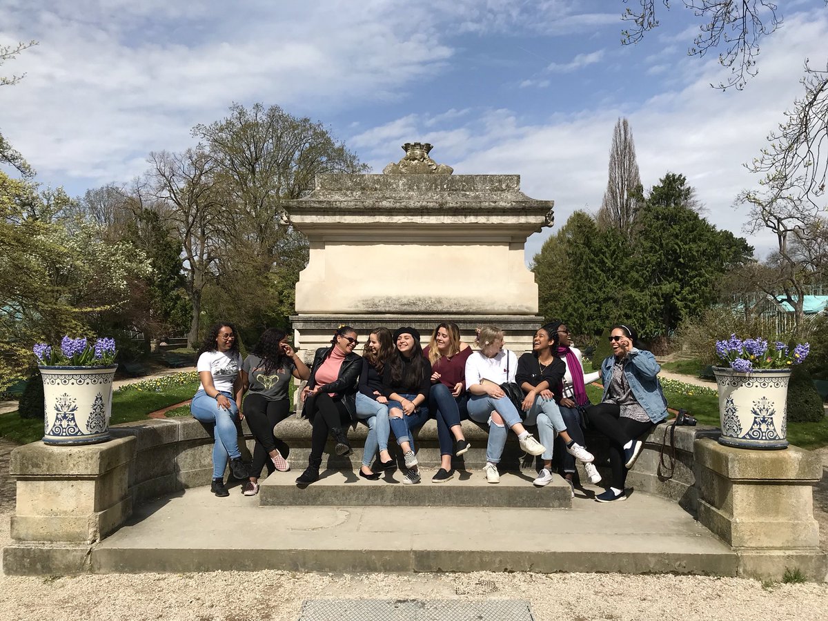 OGSTamara's tweet photo. Just some girl at the park in #Paris! #sjuglobal https://t.co/Hl12J0h9sf