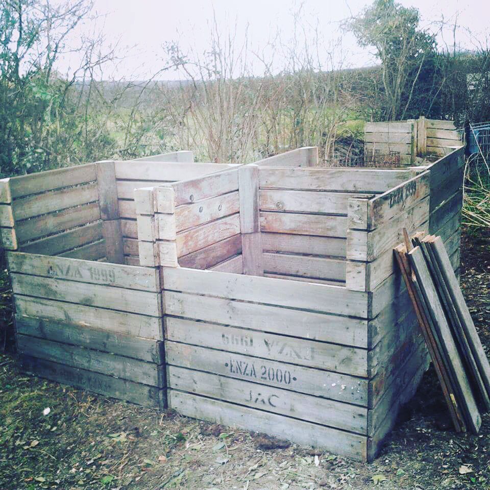 neptunecanterby's tweet image. If you’re in need of a #Springproject @ACountryFlowers suggests #compost bin making: “If you have space, a #compostbin is essential. I find #spring a good time to empty last year's bins ready for new fillings. You can buy ready made or make your own from pallets.”
#gardening