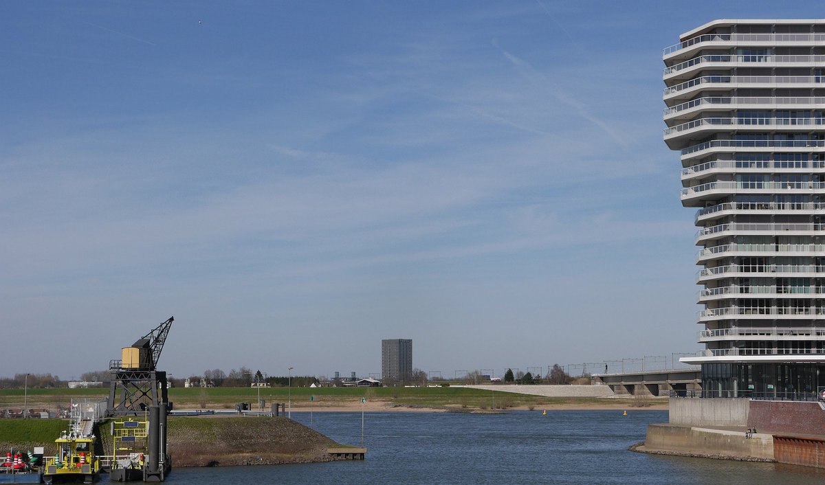 De Waalhaven in #Nijmegen.
Links de oude havenkraan, midden aan de andere kant van de Waal het Van der Valk hotel en rechts nieuwbouw "De Lunet" van architect Vera Yanovshtchinsky 
<a href="/HotelNijmegenLe/">Hotel Nijmegen-Lent</a>