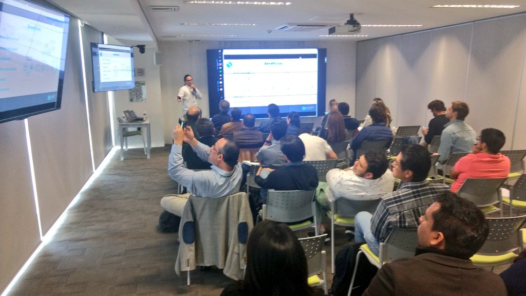 lumitblockchain's tweet photo. Nuestro CEO @Fernando_rvm conversando sobre casos de uso de #blockchain en la industria. Lo que es seguro es que todas las industrias se verán impactadas y muchas serán transformadas radicalmente 🔗🔐🚀💸📱💱⛓️⚡ https://t.co/KzdxrLQLib