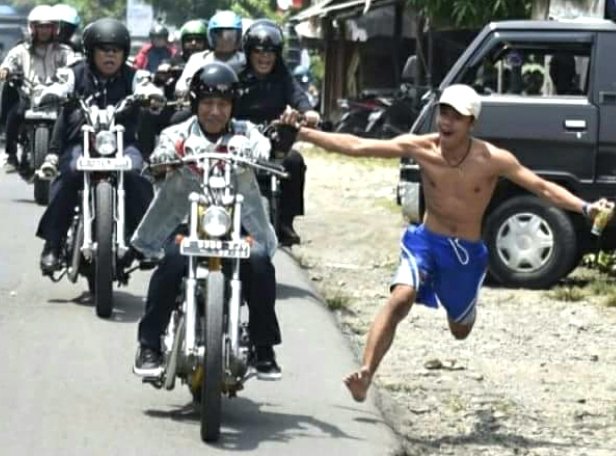 addiems's tweet photo. Br kali ini lihat pemandangan spt ini. Resiko tinggi, Presiden malah senyum. #JokowiBerani

Jan 2018, Afganistan ga stabil, Jokowi nekat ke sana.

Jan 2016, bom di Sarinah, dr Cirebon Jokowi lngsung ke lokasi.

Des 2015, saat 3 polisi tewas di Papua, Jokowi malah ke zona merah. https://t.co/JziN9URxKt