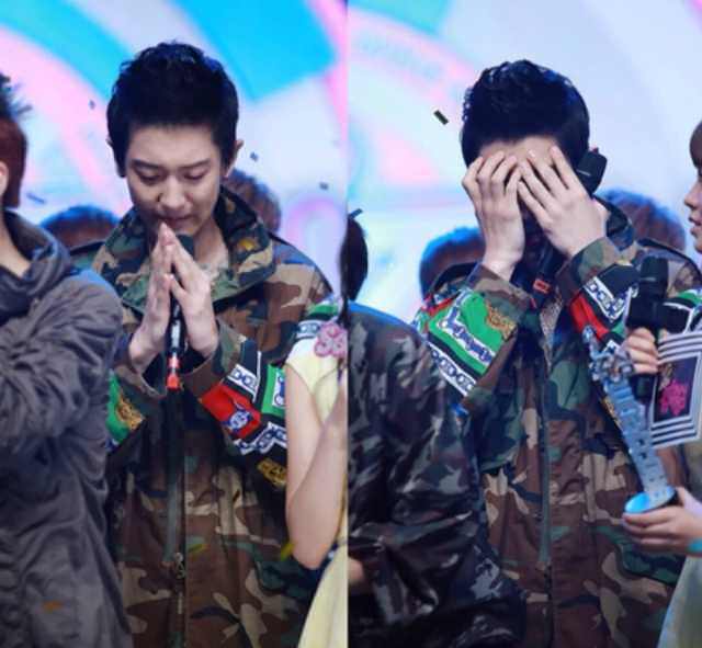 oldcybot's tweet photo. When EXO got 1st place for the first time, Chanyeol did his speech proudly. The 2nd time they won, he hid behind the other members and cried secretly. https://t.co/Qne9My0wTl