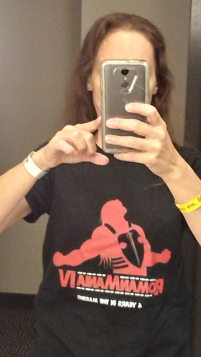 RomanMoxFan2010's tweet photo. Reppin the next Universal Champion, @WWERomanReigns ! #wrestlemania #4xMainEvent https://t.co/DYrXo0IXyg