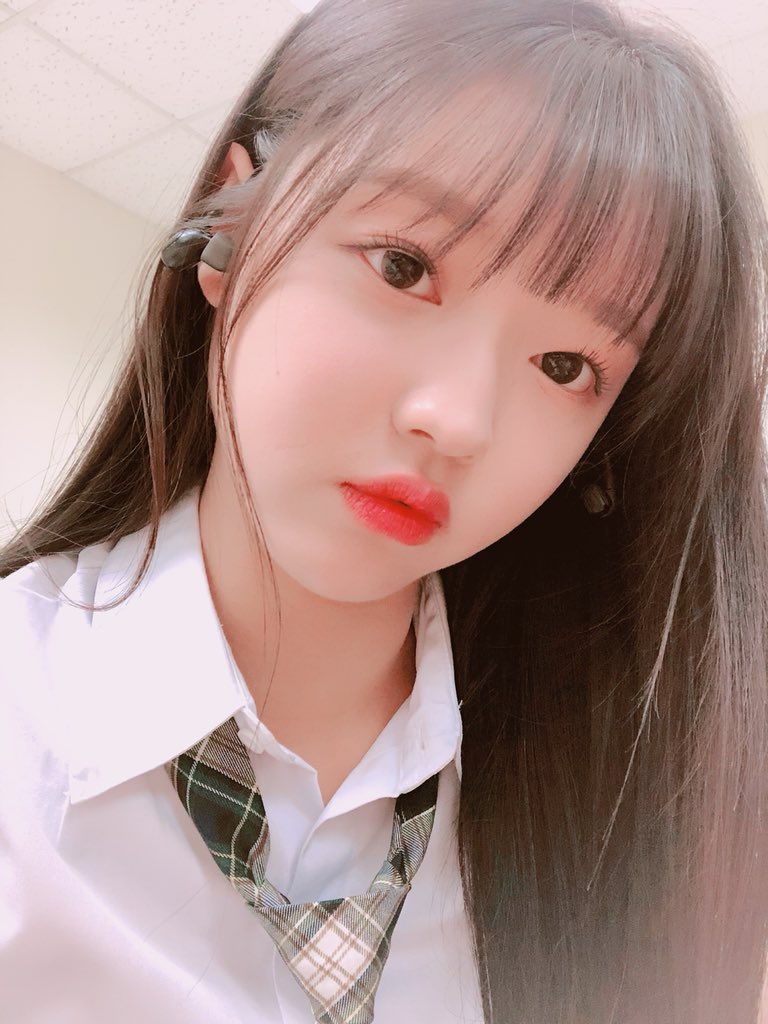 OHMYGIRLBRA's tweet photo. [OFICIAL] 08.04.18 Atualização da Yooa no Twitter do OH MY GIRL:

"#HuffHuff #LookEscolar #Shasha #OhMyGirlBanhana #BananaAllergyMonkey #YooA 
Banana Allergy Monkey~
É triste mas hoje foi a última aparição surpresa da unit Hadeola ㅠㅠ" https://t.co/atX3M0CcGi