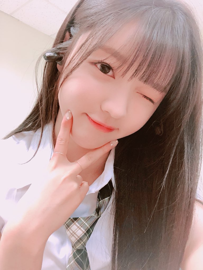OHMYGIRLBRA's tweet photo. [OFICIAL] 08.04.18 Atualização da Yooa no Twitter do OH MY GIRL:

"#HuffHuff #LookEscolar #Shasha #OhMyGirlBanhana #BananaAllergyMonkey #YooA 
Banana Allergy Monkey~
É triste mas hoje foi a última aparição surpresa da unit Hadeola ㅠㅠ" https://t.co/atX3M0CcGi