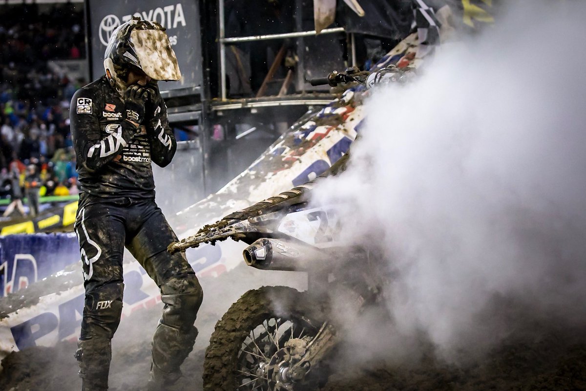 SupercrossLIVE's tweet photo. Never say die attitude by @CRtwotwo last night as he pushed his broken bike up the finish💪🏼

#SXonFOX https://t.co/bMqTTZwwwG