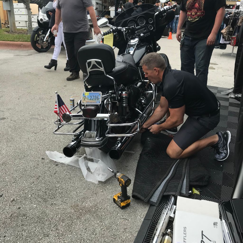 Who is getting their hands dirty this weekend? Our fearless owner and CEO @jholliwood knows what it takes to lead from the front, installing slip-ons himself when our lifts got full at #daytonabikeweek this year! 💪
#rinehart #rinehartracing #americanpipesforamericanbikes