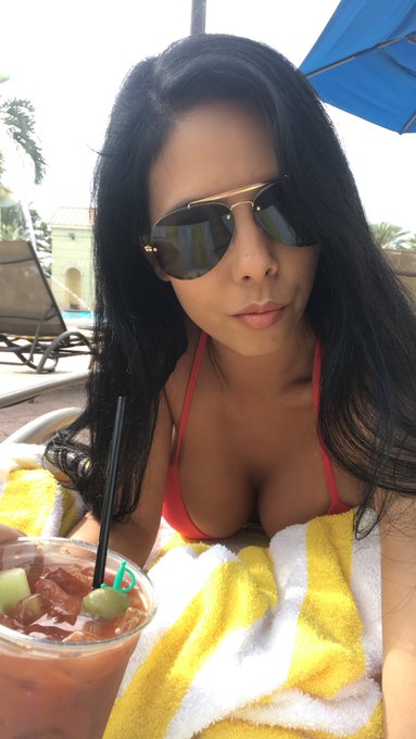 Pool day w/ a Bloody Mary in hand, thanks to my awesome wifey @iamracheljolley &hearts;️ #SundayFunday https://t<a href="/tag/sundayfunday"class="tags"><span>#sundayfunday</span></a>
