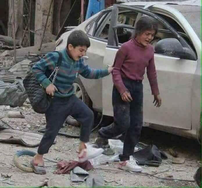molhamteam's tweet photo. يحمل حقيبة أمه التي توفت منذ لحظات. ..
ويقاسم حذاءه مع أخته .. يمسك يدها وكأنها آخر مايملك. https://t.co/18BCY6wYJs