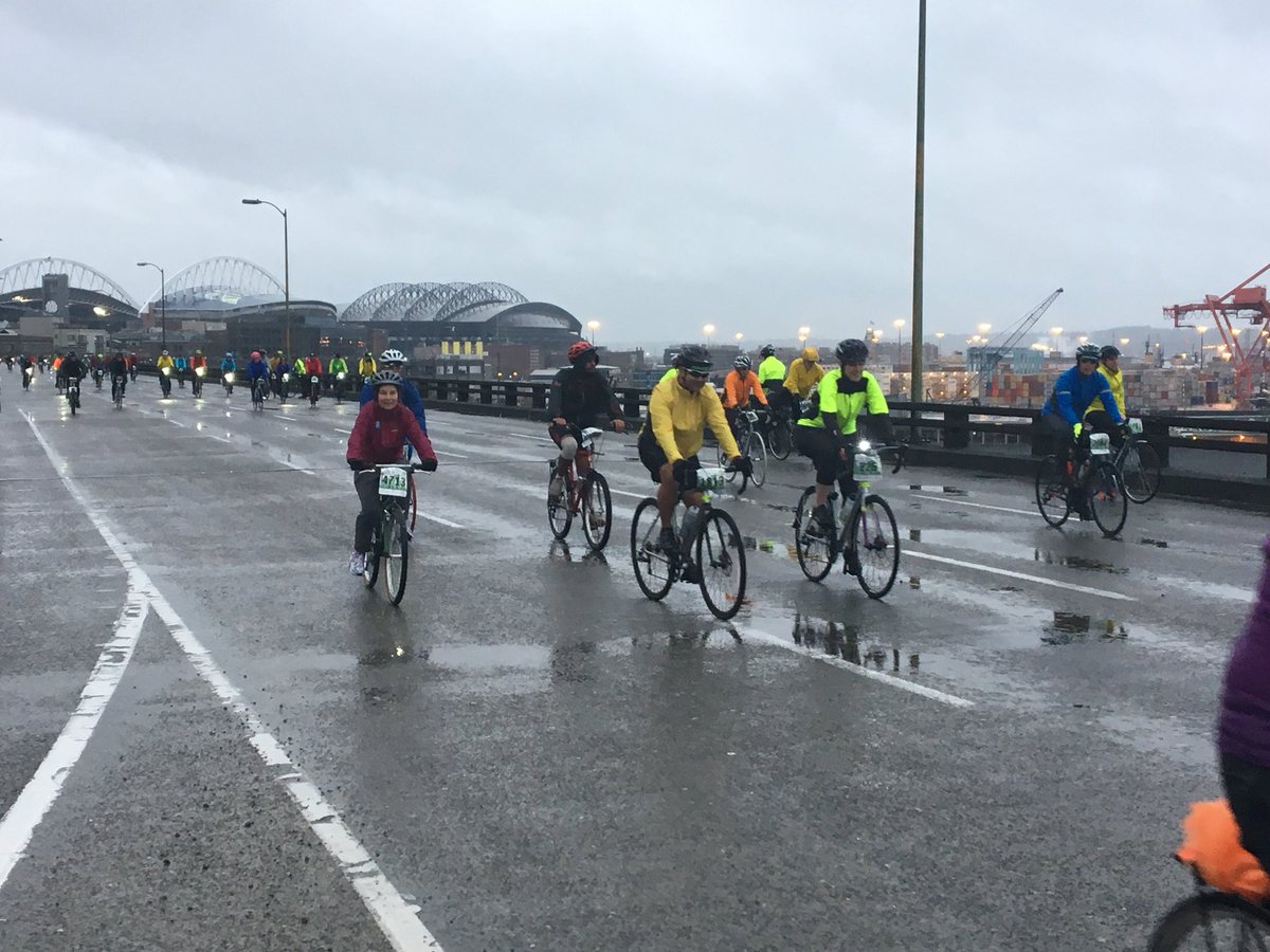 dougdKING5's tweet photo. It’s the #EmeraldcityRide sponsored by @CascadeBicycle  thousands of riders having fun https://t.co/IWzlZqbl3b