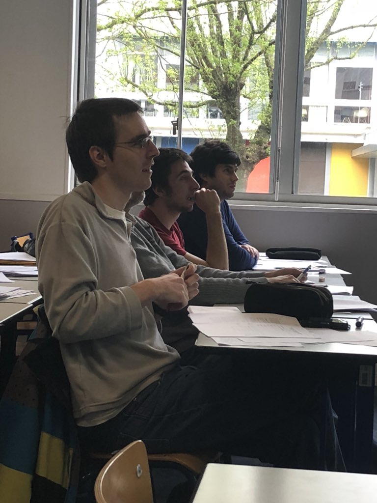 asso_CSK's tweet photo. Les élèves réfléchissent à des nouvelles pistes de recherche grâce aux questions du jury, suite au débat entre défenseur, opposant et rapporteur #TFJM https://t.co/Jk89fbzf5B