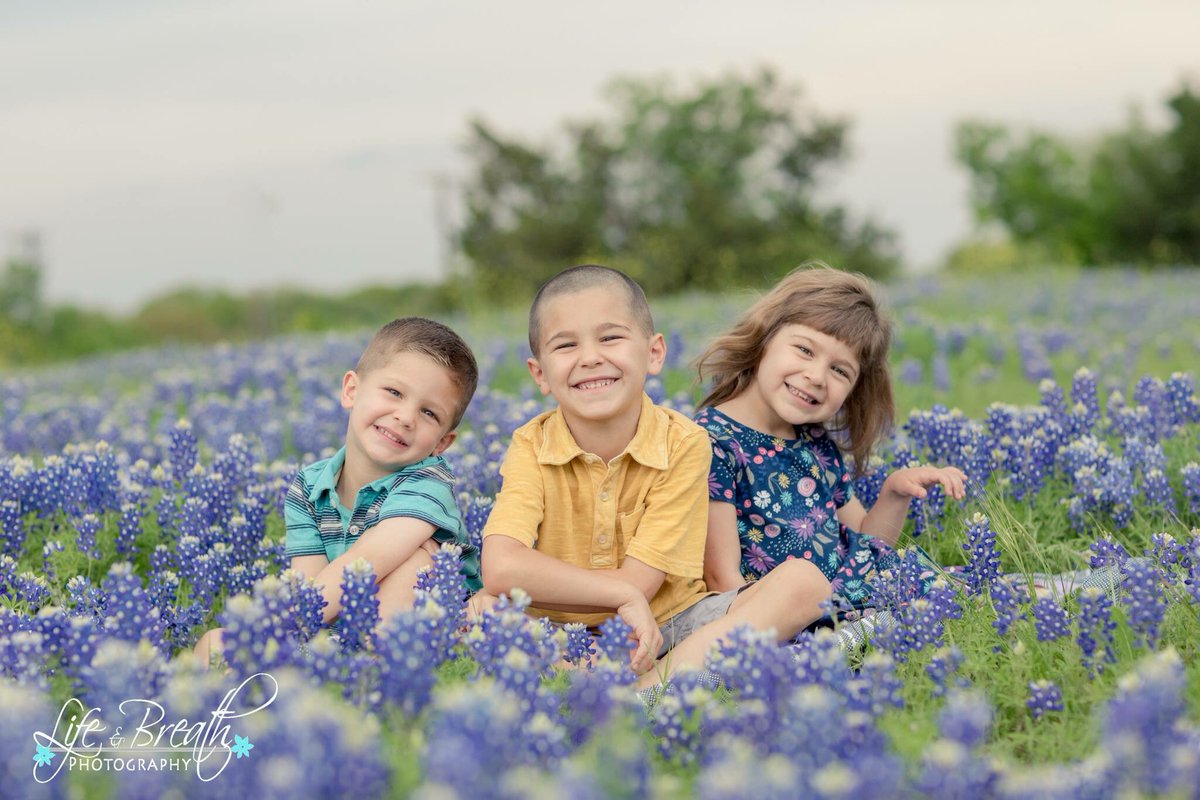 LifeandBreathTX's tweet photo. Bluebonnet cuties!  #roundrockfamilyphotographer #pflugervillefamilyphotographer #texasbluebonnets https://t.co/A0g6pyKmmE