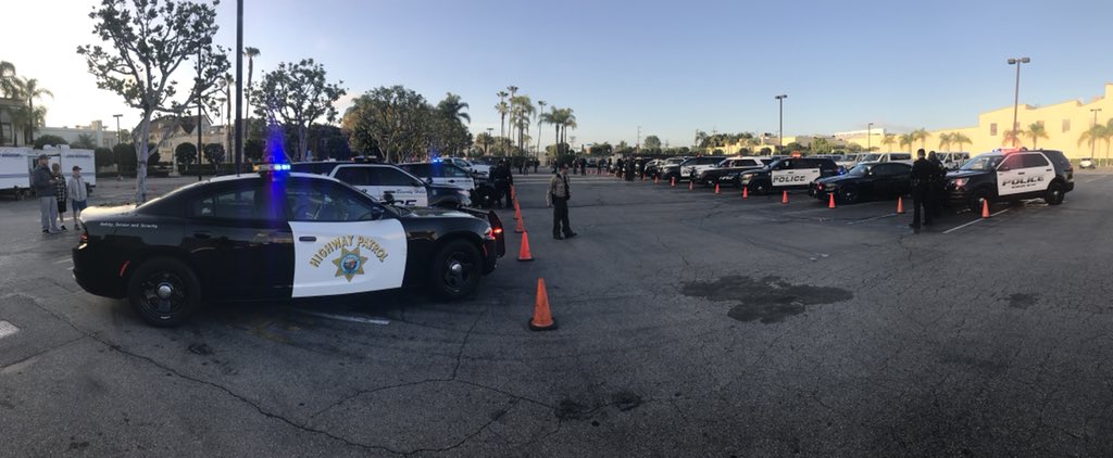 CHPsouthern's tweet photo. Law enforcement from all over Los Angeles waiting together for the first runners in @RunToRememberLA half marathon/10k. #RunToRememberLA https://t.co/hQud7n4GQD