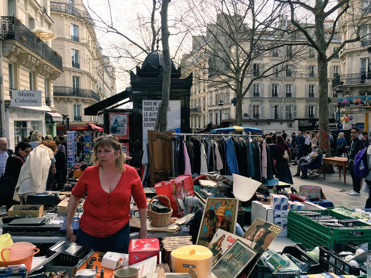 eparisiennes's tweet photo. Un week-end rue des Martyrs #viedequartier #brocante https://t.co/LsYdK09ued