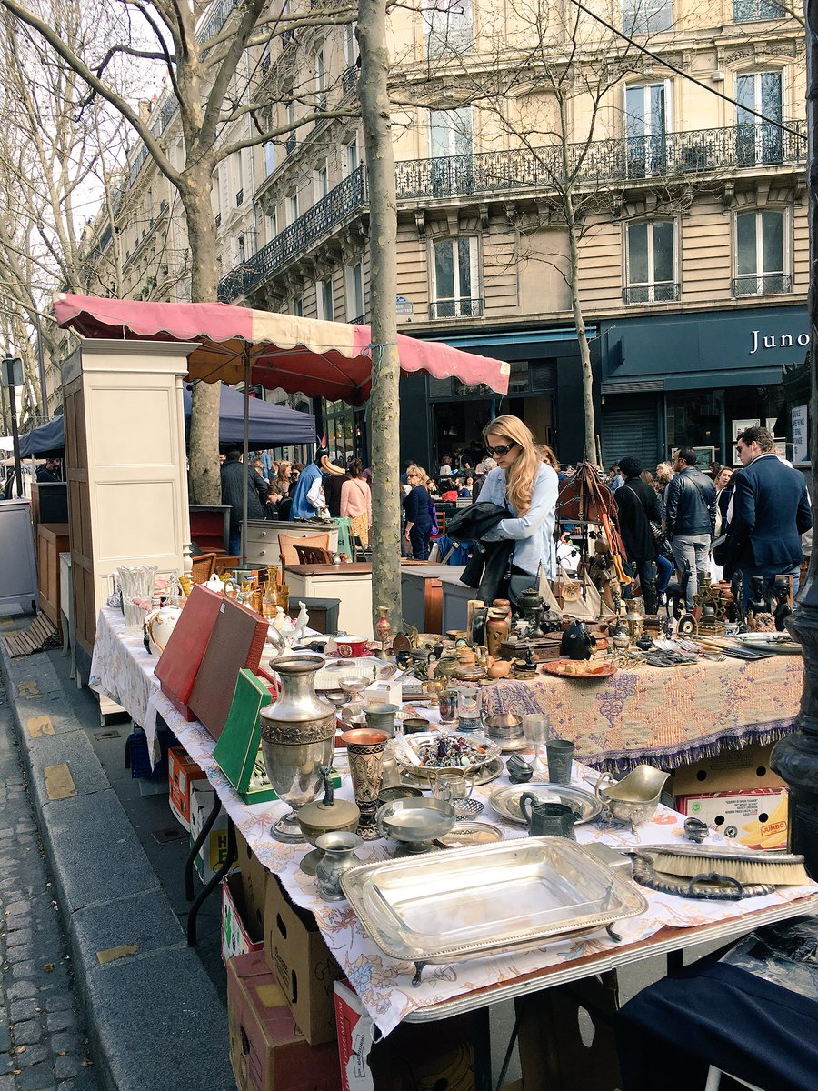 eparisiennes's tweet photo. Un week-end rue des Martyrs #viedequartier #brocante https://t.co/LsYdK09ued