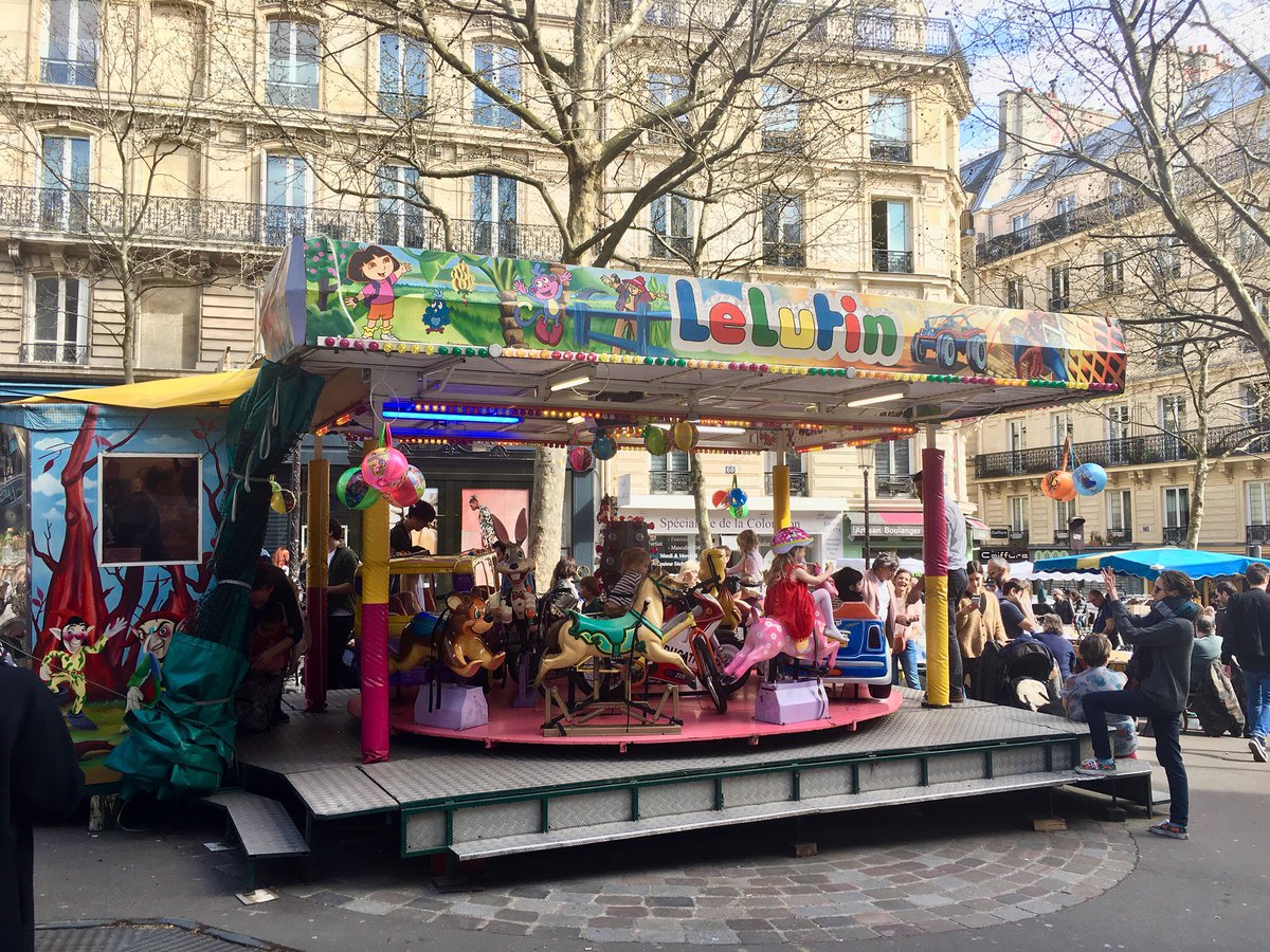 eparisiennes's tweet photo. Un week-end rue des Martyrs #viedequartier #brocante https://t.co/LsYdK09ued