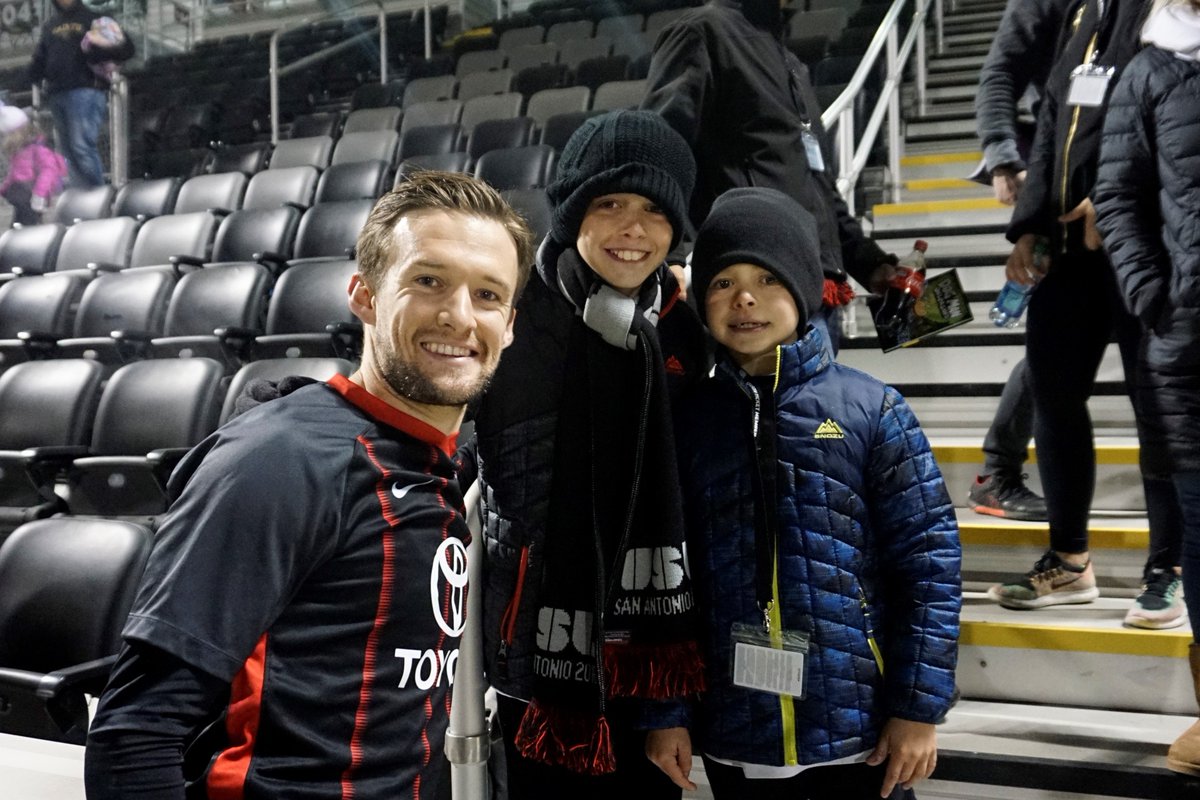 Soy_SAF's tweet photo. Some young fans with @gregcoch at last night's @SanAntonioFC v @SwopeRangers https://t.co/xxMnVDZNhc