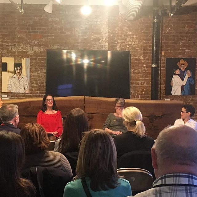 LisaKohnWrites's tweet photo. My first (of hopefully many) author events. Thank you @daralyselyons @heiditheauthor @helenWMallon #welovememoirs https://t.co/iws6G88d1V https://t.co/WvytbWwmYT