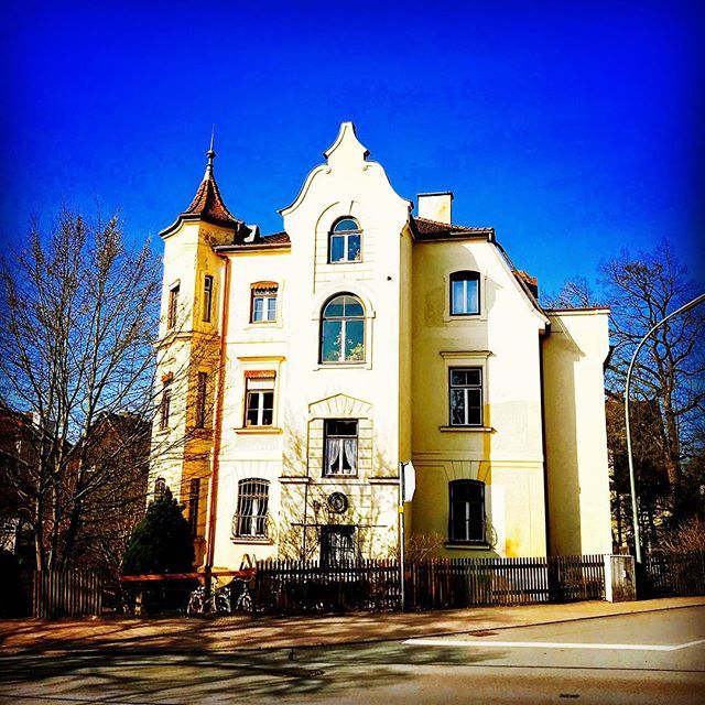 ChNiedermeier's tweet photo. #haus #house #frühling #springtime #spring #sonntag #sonne #architecture #art #buildings #walk #onmyway #spaziergang #stadt #housing #freising #ig_freising #ig_urban #blue #yellow #blau #gelb #farben #colorful #sundaymorning https://t.co/G8yiUBaA1A https://t.co/z7B29Tx5K5