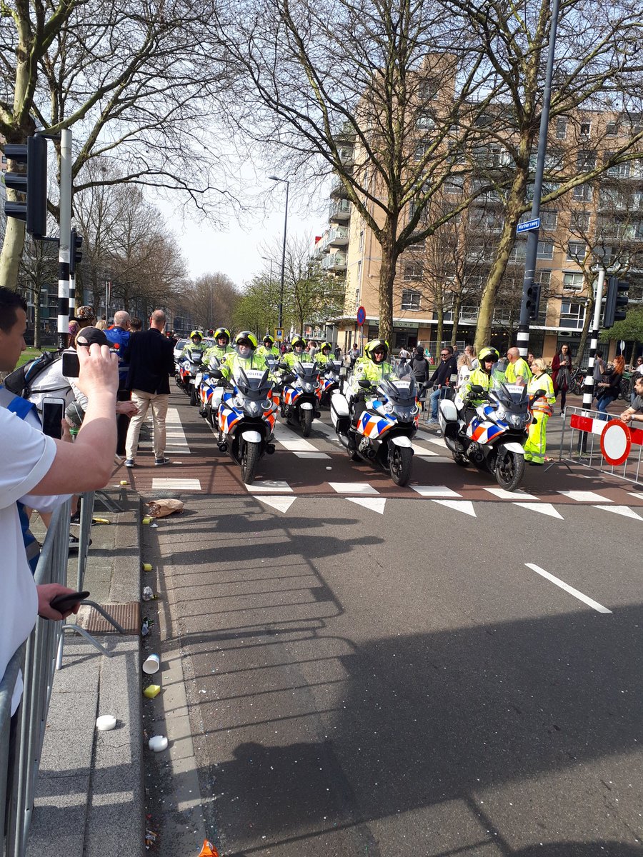 WA_DijkzigtNwWk's tweet photo. Laatste kilometer voor de laatste loopster. 
Als vanouds vergezeld door de collega's van @POL_TVRdam . 
#NNmarathonrotterdam https://t.co/TSYwU0s5Rc