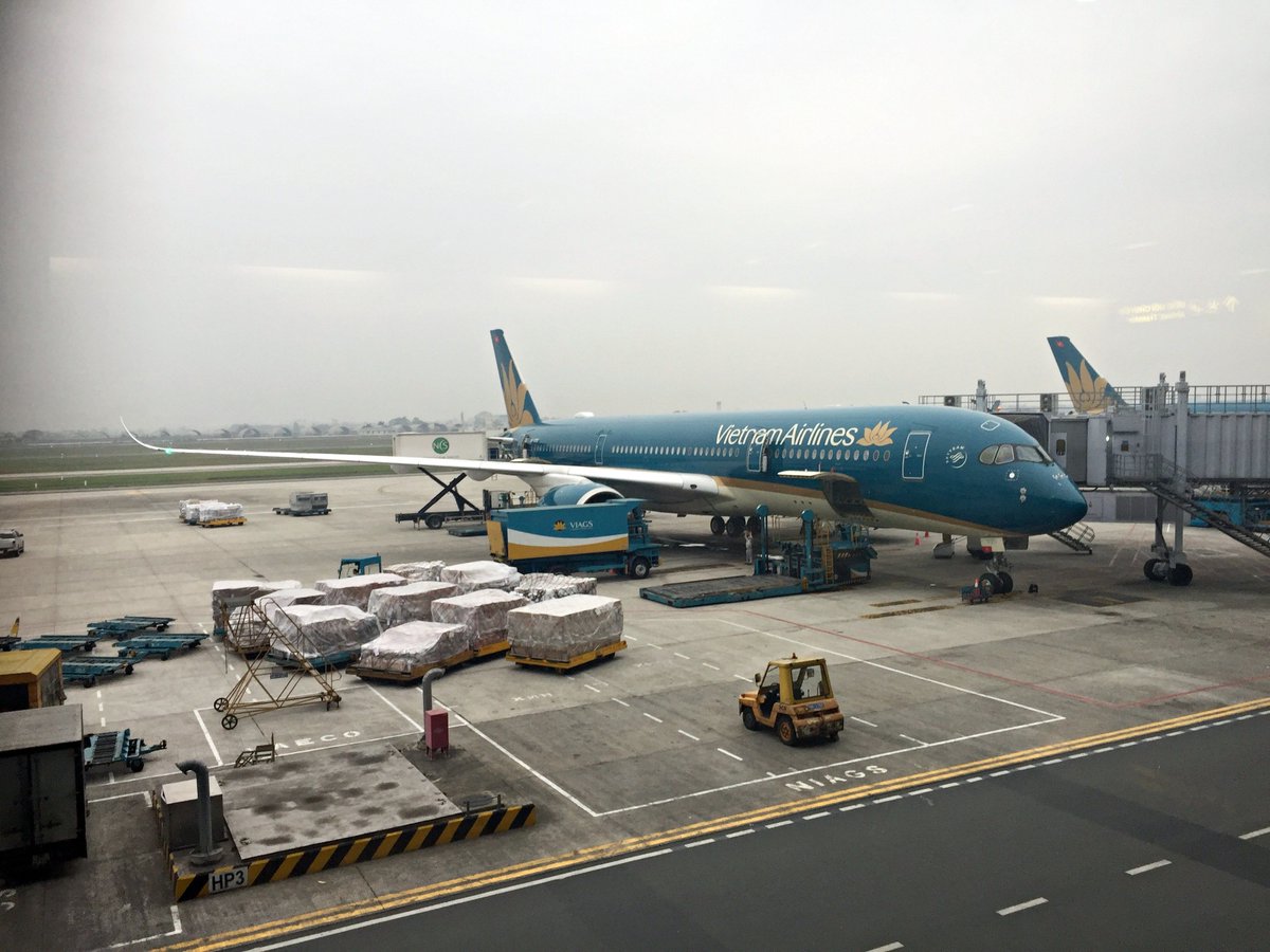 Esa_Juntunen's tweet photo. #Randomtakeoffs #travelreport / After hours of struggle in a cramped #Dreamliner #787 seat we finally arrived to HAN. I was greeted by a #VietnamAirlines #A350 - I have to say that I really love VN livery! #avgeek #aviation #planespotting #Airbus #Boeing #ilmailu #airplane #paxex https://t.co/3gozqpiOiQ