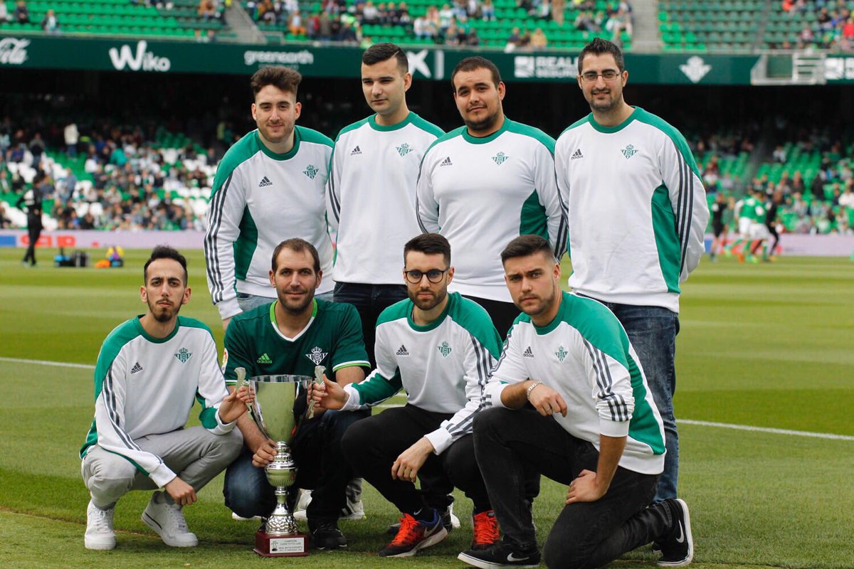 RealBetisESport's tweet photo. Nuestros chicos de PS4 estuvieron en el Benito Villamarín en la entrega del trofeo que les acredita como CAMPEONES de la #CopaTottoLab de @VFOspain !! Enhorabuena 🎉🍾🎈 https://t.co/s0kfzlzhTP