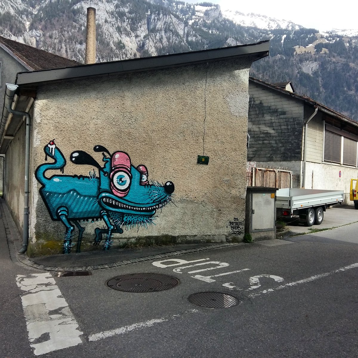 jo_bu1's tweet photo. Exhibition #gepaeckausgabe and new #streetart in #glarus by #onetruthbros https://t.co/HeDRmpxhin https://t.co/D0W0Tioe9X