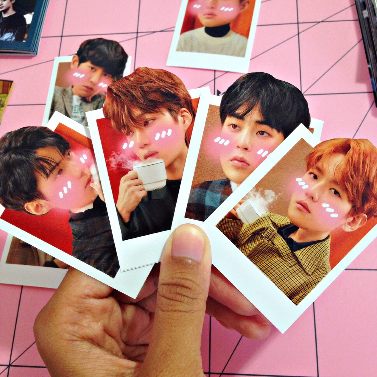 picterry_studio's tweet photo. แจก!! ครบรอบ 6 ปี แจกเซทโพลาลอยด์หัวโตของ EXO 1 รางวัล (8 ชิ้น) 
☕️RT+FOLLOW☕️ 
ประกาษผู้โชคดี 10/4 นะก๊ะะ💛
 #6YearsWithEXO  #ตลาดนัดEXO https://t.co/MkfhfaYfbh