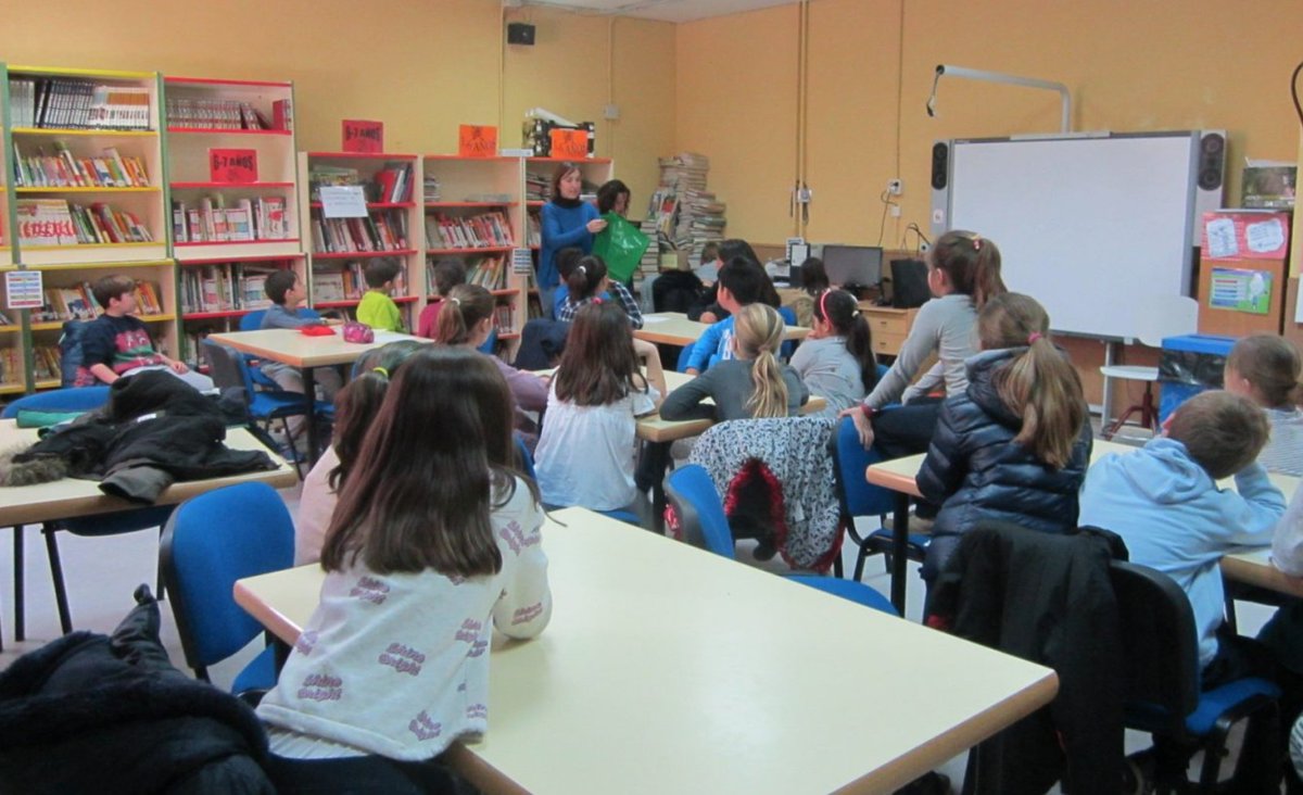 MADRID's tweet photo. Niñas y niños de Vicálvaro y Villa de Vallecas explicarán cómo se puede tener un barrio limpio y cómo se deben reciclar los residuos. Es una de nuestras actividades de educación ambiental: https://t.co/lM2Q8fOsFh https://t.co/sF80kDrE0J