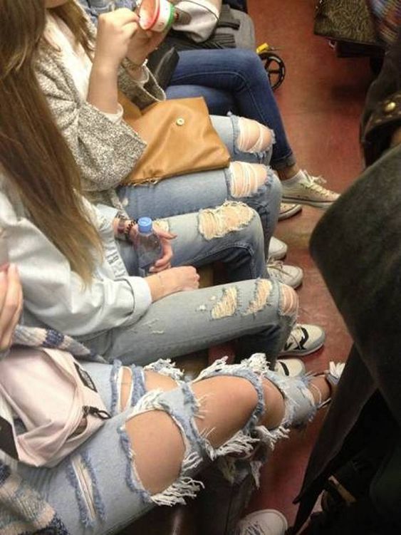 Kakhiel's tweet photo. zat net in de tram, ben er gelukkig zonder kleerscheuren vanaf gekomen https://t.co/yHYACo9FqC