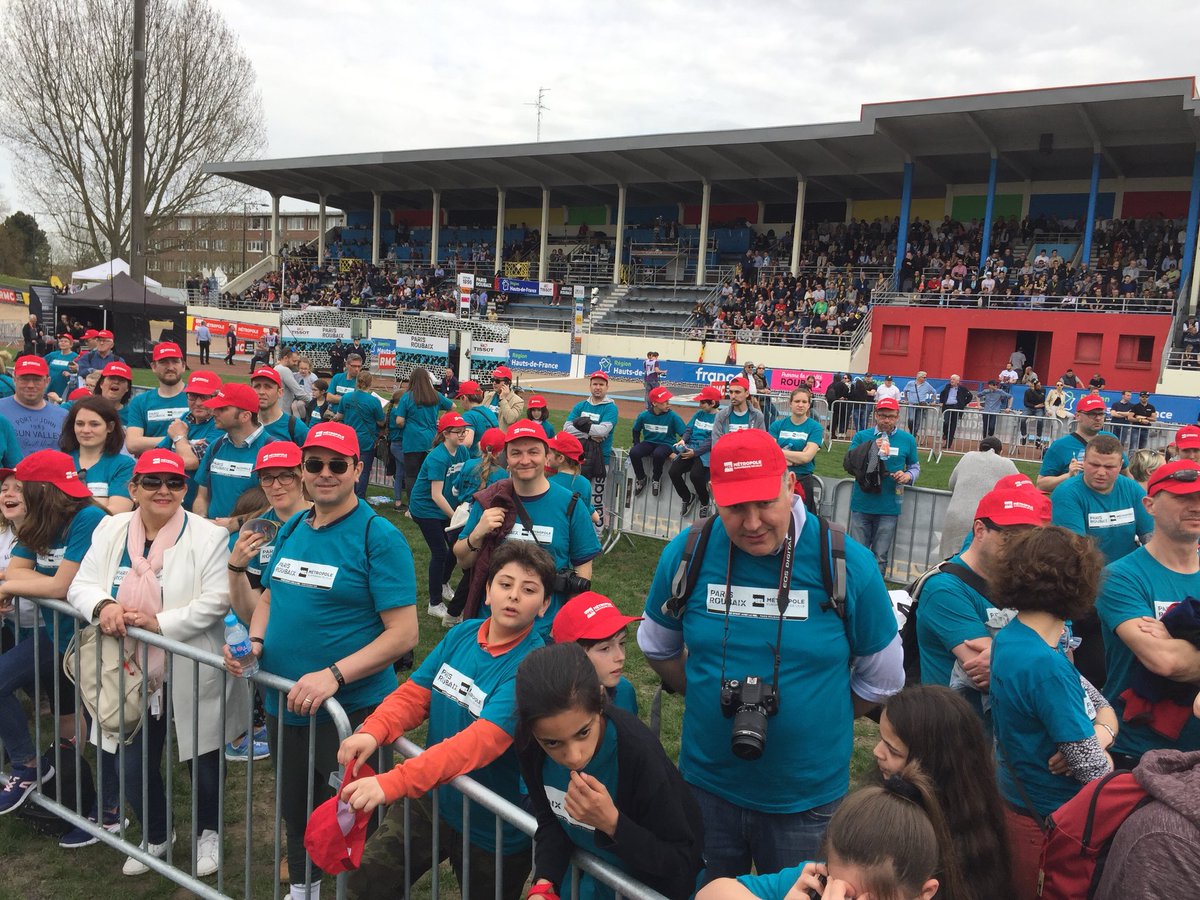 FVercamer's tweet photo. 250 enfants présents à l’arrivée de Paris-Roubaix grâce à la dictée de la MEL @MEL_Lille @DamienCastelain https://t.co/LPW2X46AcC