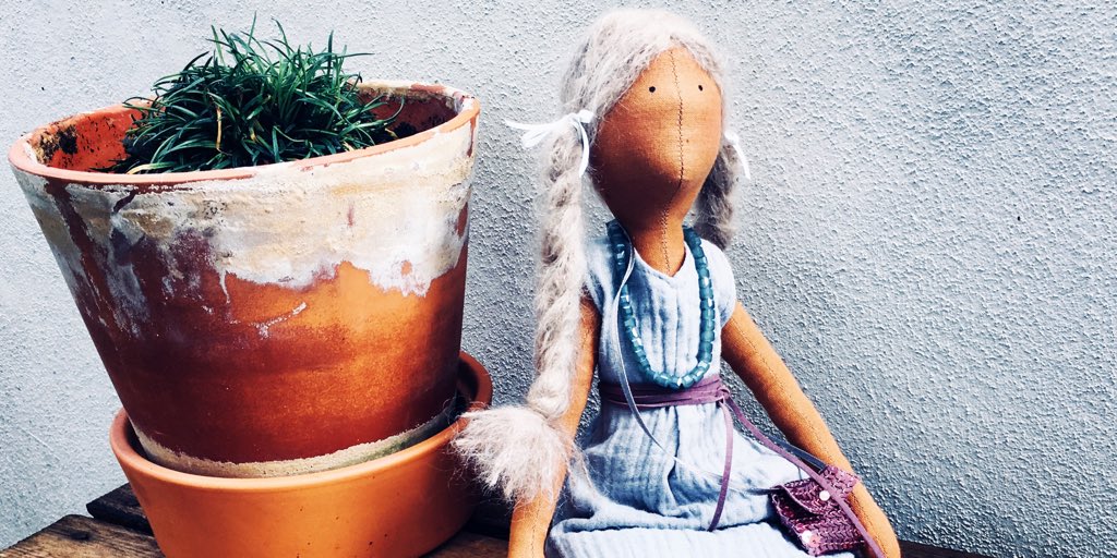 Springtime on the balcony. The first green leaves are already there.
🌞🌿
.
.
#berlin #weekend #hygge #dollstagram #handmade #madeingermany #scandinavianhome #balcony #hygge #sewing #ragdoll #doll #art #spring #sunday #lifestyle #nordichome #hyggelig