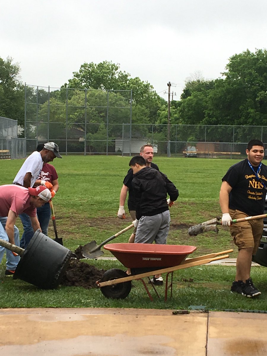jlkuhleman's tweet photo. Sharpstown NHS chapter members participating in #kbhday2018 in SW Houston @westburyhouston @BraysOaksMD @JoyceAkins1 @iamsharpstown @DrJackChristie #sharpstownnhs @nhs_njhs https://t.co/wYe9YiEbGK