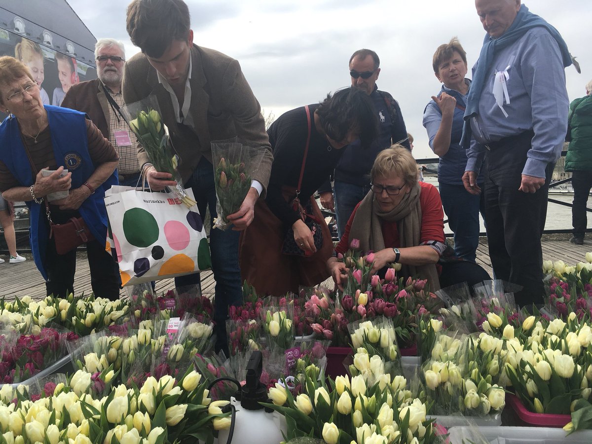 DesTulipes's tweet photo. On s’arrache #DesTulipesContreLeCancer sur le Pont des Arts à Paris #LionsClub - 30ieme anniversaire https://t.co/8Ij2hQxApi