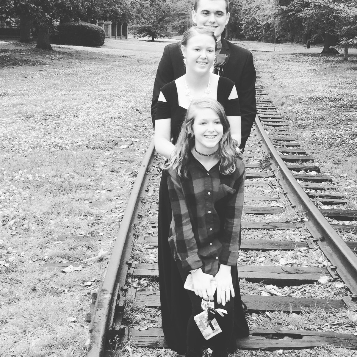 brandins9's tweet photo. Brandi, Hunter, Angel....Brandi’s Prom 2018 https://t.co/1SAyi3fIlu