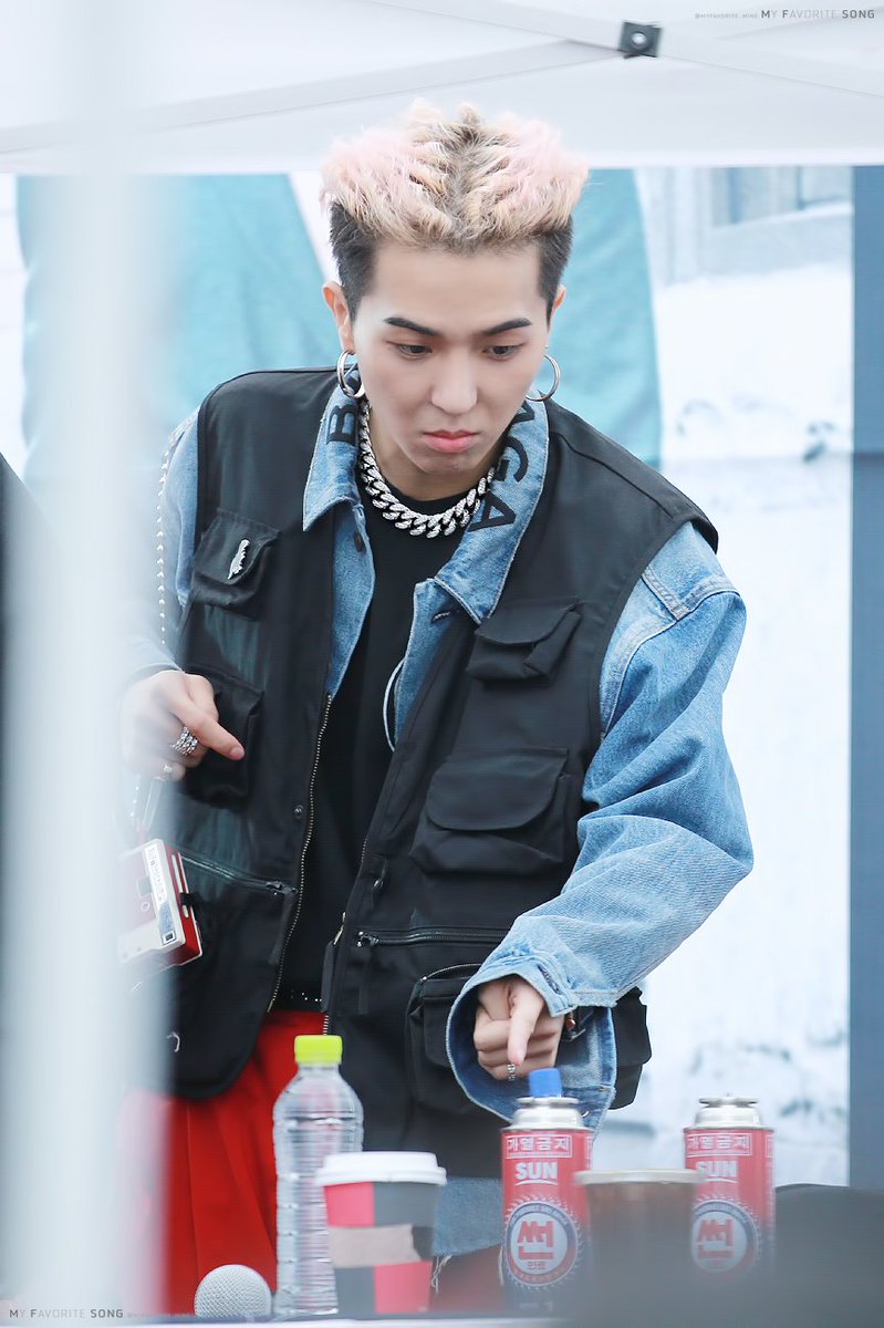 MYFAVORITE_MINO's tweet photo. 이게 모야????? o_o

180408 신촌 팬사인회 HQ
#WINNER #위너 #송민호 #MINO

@official_mino_ https://t.co/iWsNvKm6yY