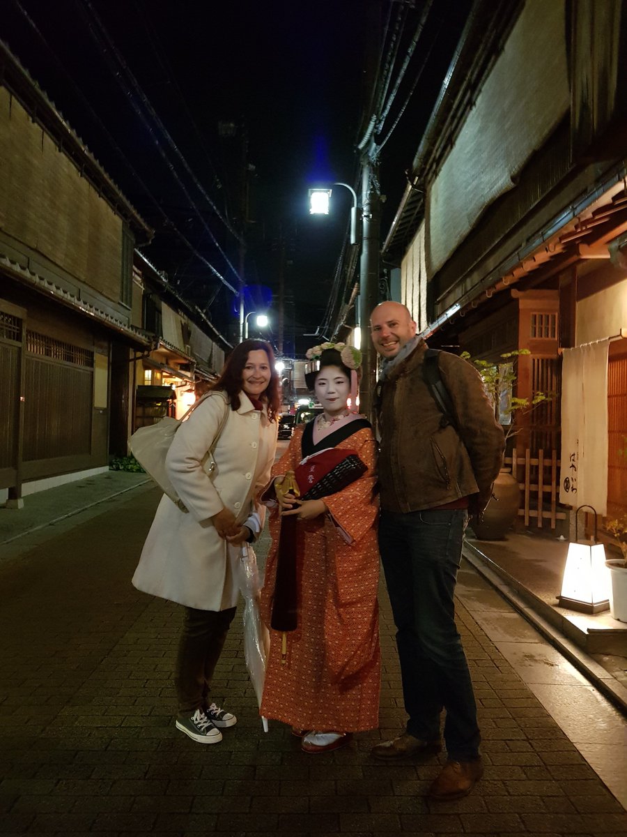 We met these lovely #geishas during our guided walk in the Gion district in #kyoto. Our guide Guenda turned out to know all the right spots. 😉

We booked through <a href="/Hihiguide/">Hi,hi Guide</a>.  Check them out!