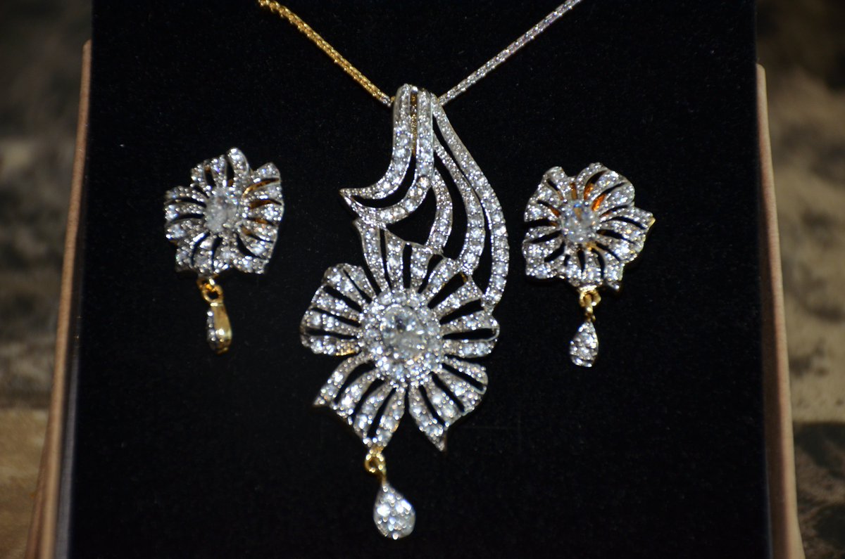 MuktaJewelry's tweet photo. #Jewellery #MuktaJewelry #Toronto #Canada #US #JewelryDesign #JewelryLovers #CharmingJewelry #BridalJewelry #weddingjewelry #SummerStyleJewelry #nicolescherzinger #ShoppingFever #entrepreneur #fashionjewelry #WomenJewelry #ExoticJewelry #indianjewelry #PartyJewelry #jewelrygifts https://t.co/zxZ65MmWP2