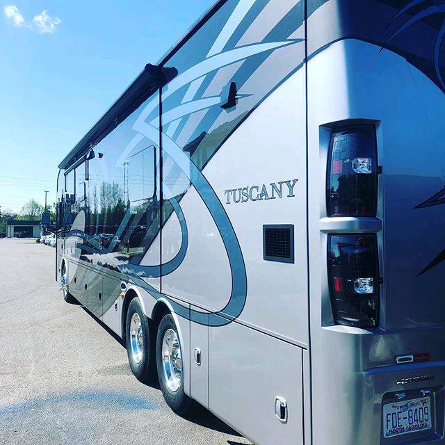 ThorMotorCoach's tweet photo. Beautiful coach, from an owner:
#dieselmotorhomelife #thortuscany #classadiesel #getitwaxed #thormotorcoach π·: @fuchsshawn https://t.co/rDalRVS9Su