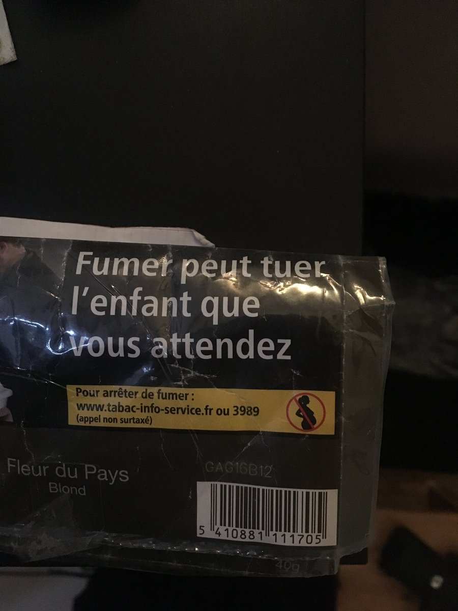 Inciter les gens à fumer comme ça, ça devrait être prohibé.