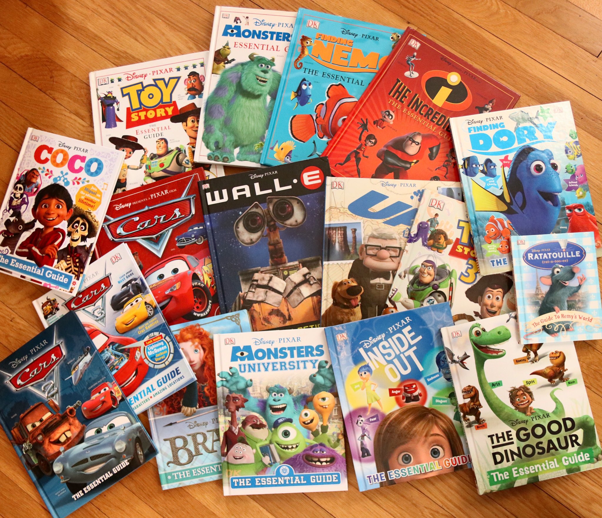 Pixar collection. Пиксар книга. Книга Disney Pixar. Диск Disney Pixar. Дисней и Пиксар диск.