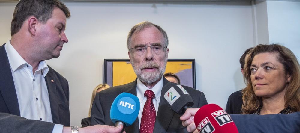 NRKno's tweet image. Drøye 15 timer på overtid landet riksmekleren en skisse som NHO, YS og LO alle ble enige om. 

Dette er årets lønnsoppgjør: nrk.no/1.13997604