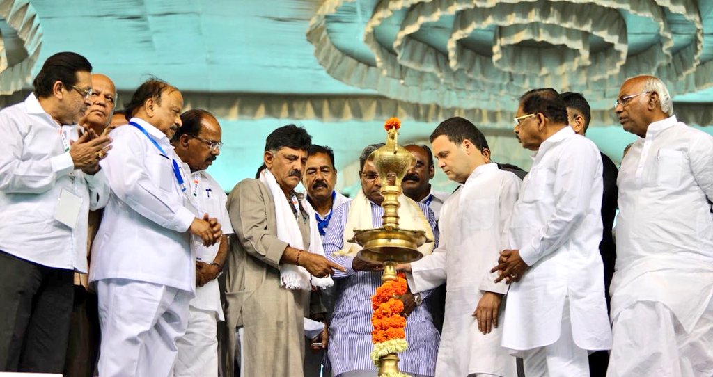 DKShivakumar's tweet photo. Fantastic finale to the very successful #JanaAashirwadaYatre in Bengaluru https://t.co/xIg2GSleO8