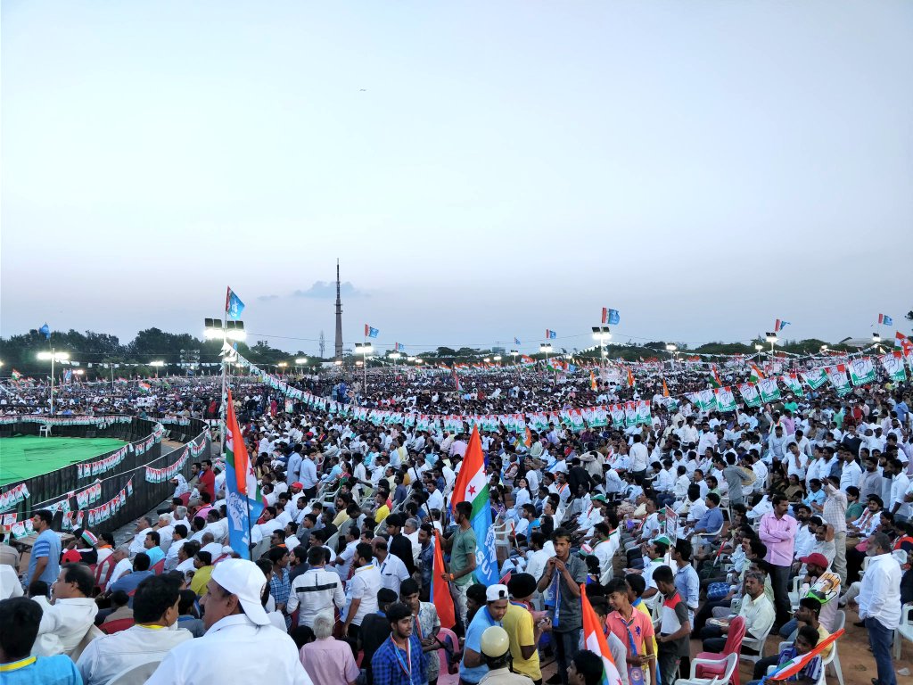 DKShivakumar's tweet photo. Fantastic finale to the very successful #JanaAashirwadaYatre in Bengaluru https://t.co/xIg2GSleO8