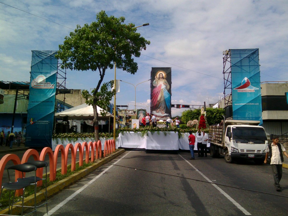 AnayliGonzalez's tweet photo. #08Abril Despliegue técnico en plena av. Bolívar de Valera para la Gran Fiesta de la Misericordia @TrujilloDigi24 https://t.co/X2kkQVNW3d