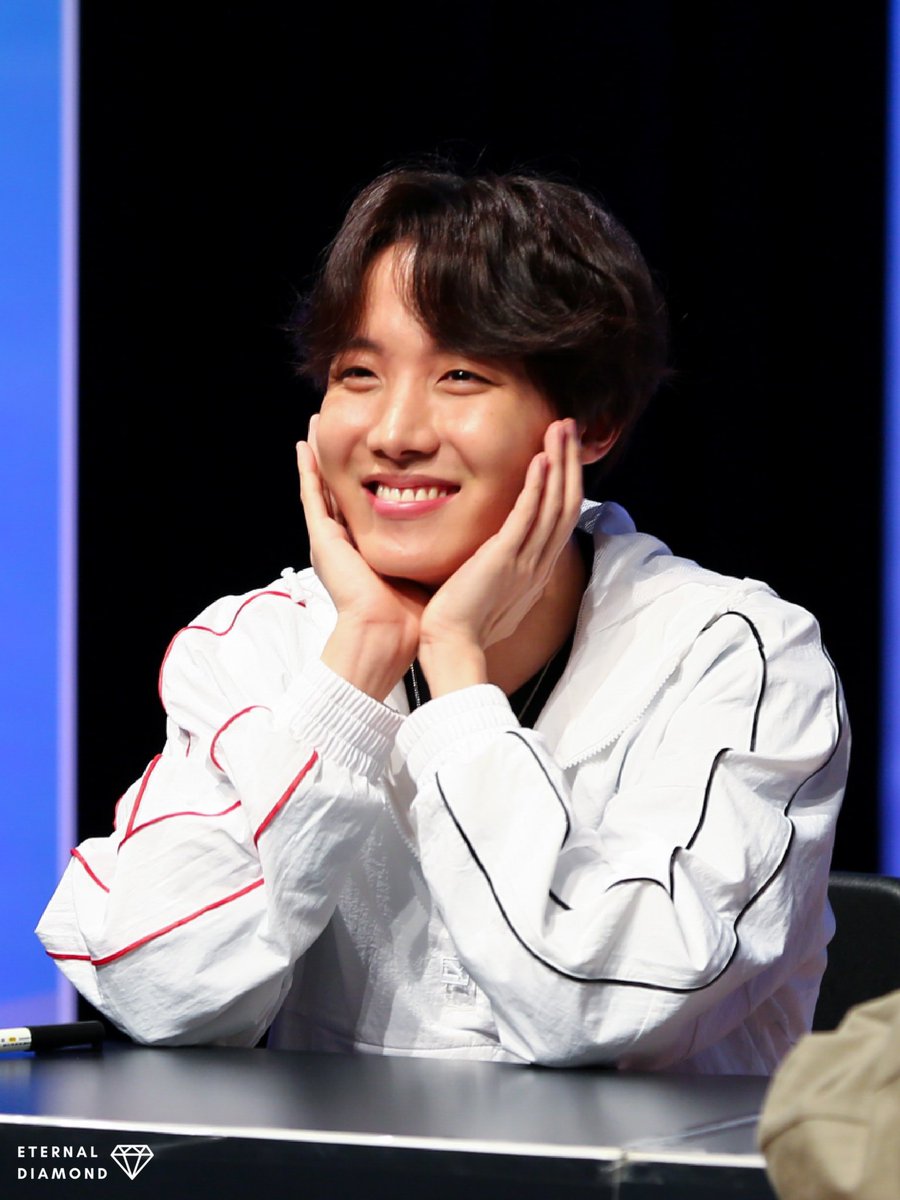 bangtanbaby000's tweet photo. How would you describe Hoseok?
Natsukashii : Something that brings you joyously back to fond memories.
I love this word I found on Tumblr. And I finally found someone who relates to it. Our sunshine ❤️
#PUMAxBTS #PUMA_Fansign @BTS_twt #hoseok https://t.co/u967MeRP0K