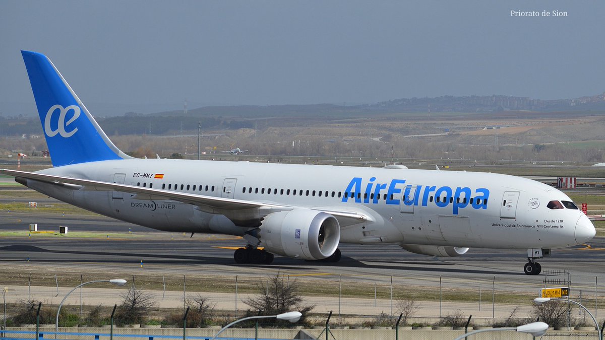 baselunarbeta's tweet photo. B787 de @AirEuropa y matrícula EC-MMY con sticker "Universidad de Salamanca" en Adolfo Suárez Madrid Barajas https://t.co/MCl4sfV8CC