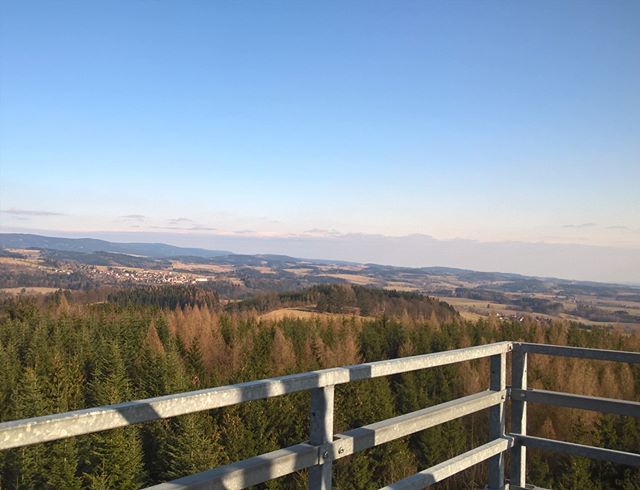 sarka_kl's tweet photo. Výhled z rozhledny Sendraž. Původ toho názvu mi není moc jasný, ale jinak je to fakt pěkný místo :) #rozhledna #výhled #pokudsenebojítevýšek https://t.co/Zku4hUnaGa https://t.co/fUvboqLh5e